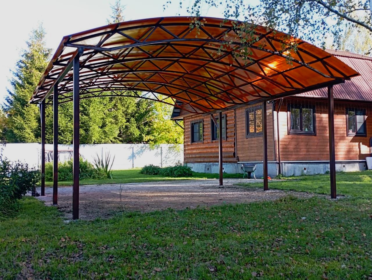 Арочный автонавес для дачи Современный автонавес с крышей из поликарбоната