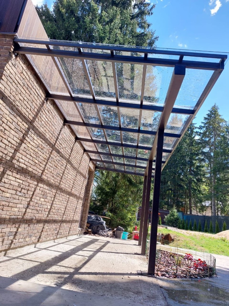 Односкатный навес-пристрой к дому из монолитного поликарбоната Двускатный навес с поликарбонатом для автомобиля