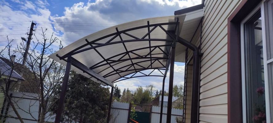 Навес из поликарбоната полуарочный пристрой к дому
