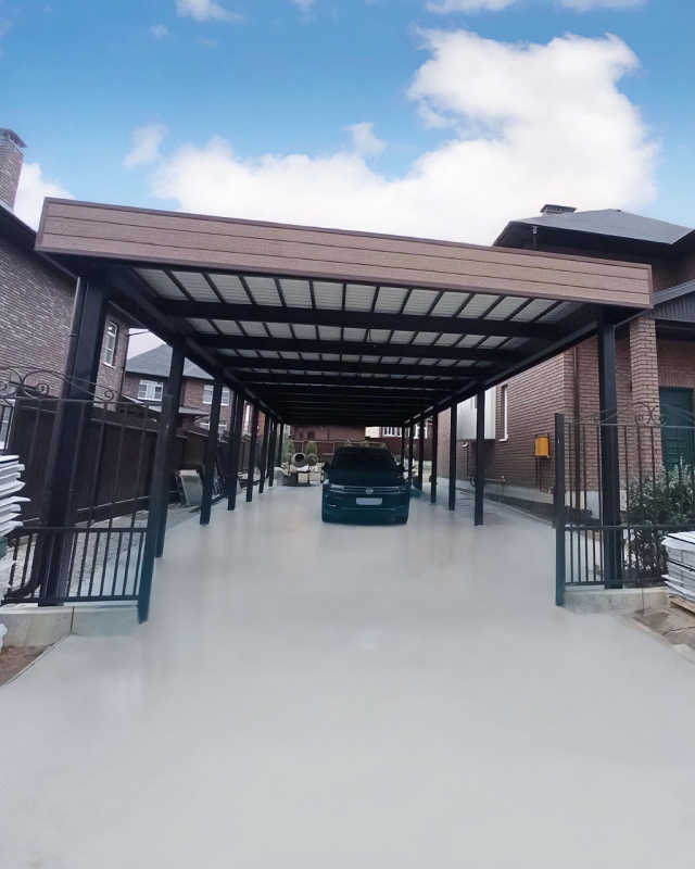 Современный автонавес с крышей из поликарбоната Двускатный навес с поликарбонатом для автомобиля